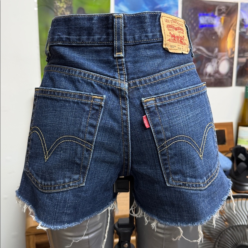Levi’s 550 Relaxed Fit Cut Off Denim Shorts Size 25 Medium Wash Distressed - Picture 4 of 6